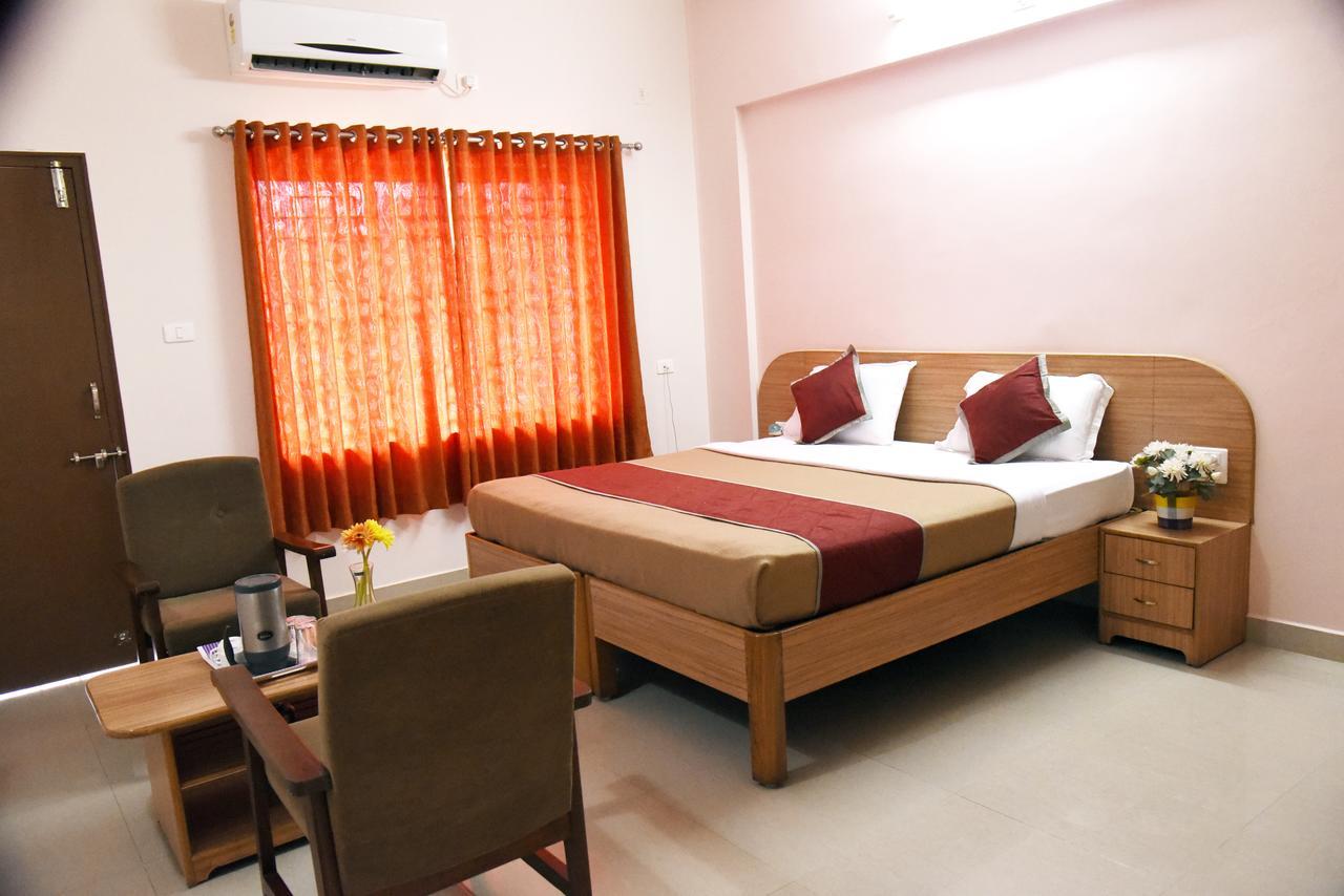 Slr Residency Hotel Subrahmanya Ngoại thất bức ảnh