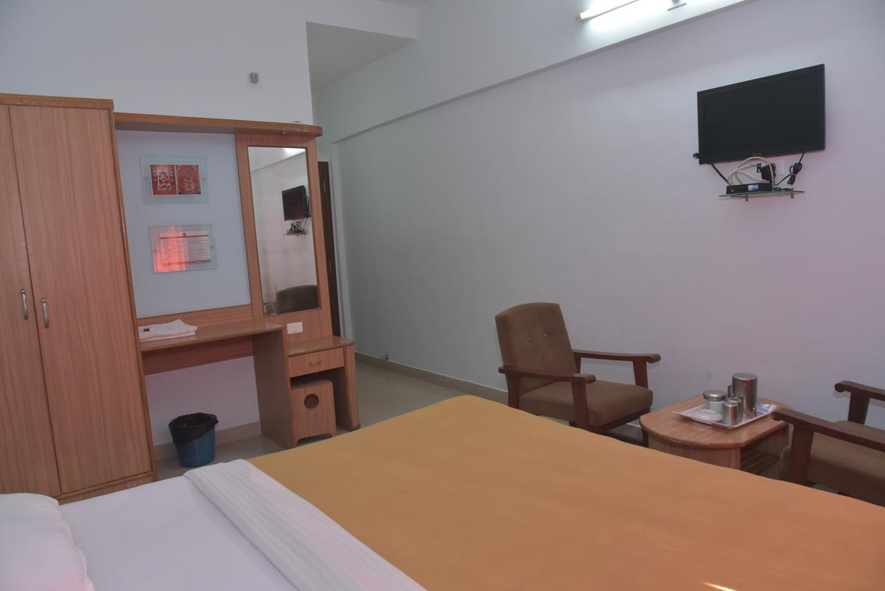 Slr Residency Hotel Subrahmanya Ngoại thất bức ảnh