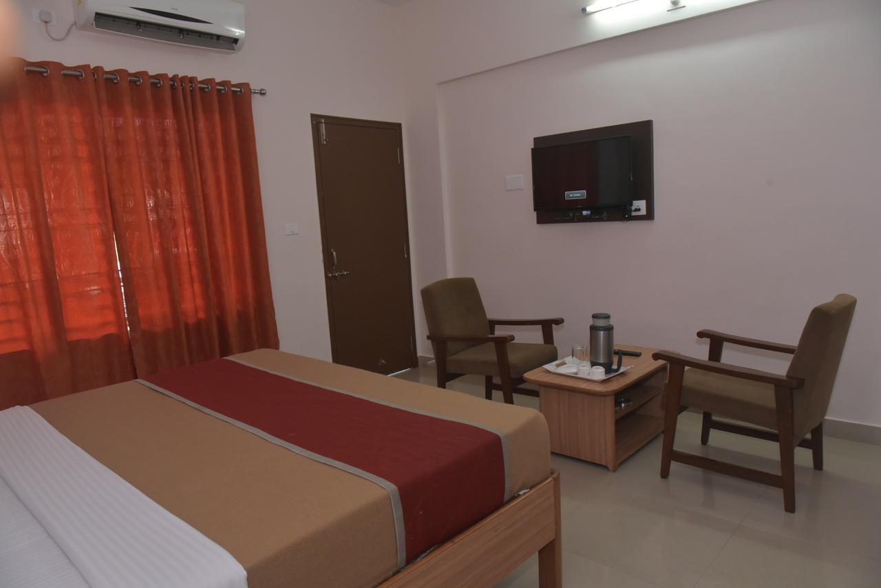 Slr Residency Hotel Subrahmanya Ngoại thất bức ảnh