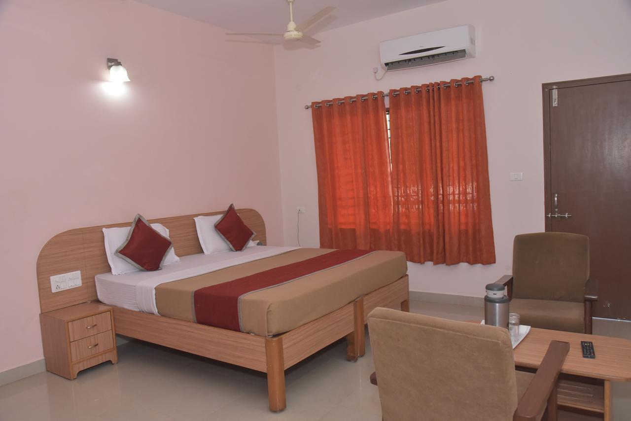 Slr Residency Hotel Subrahmanya Ngoại thất bức ảnh